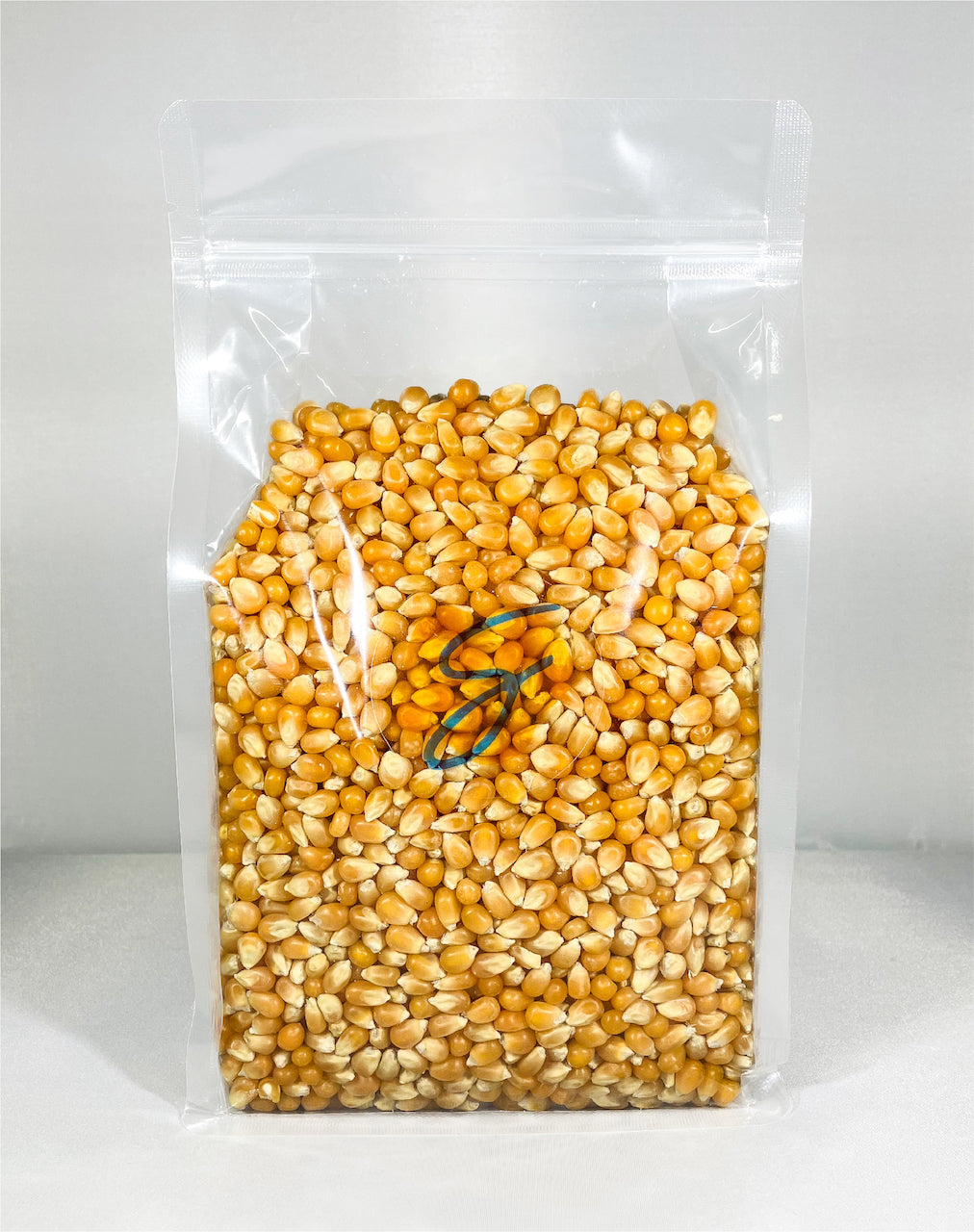 Supreme Butterfly Popcorn Kernels, perfect for making salty, savory popcorn, thanks of its irregular shape which can hold salt and seasoning powder.